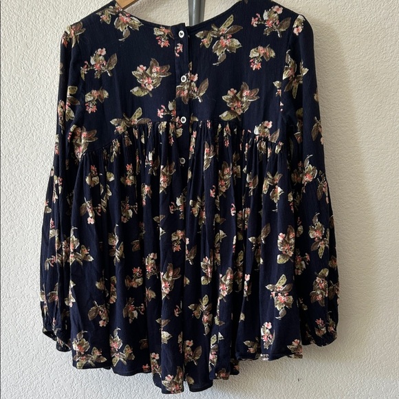 Chelsea & Theodore Navy Floral Flowy Peasant Blouse size M - Picture 5 of 6